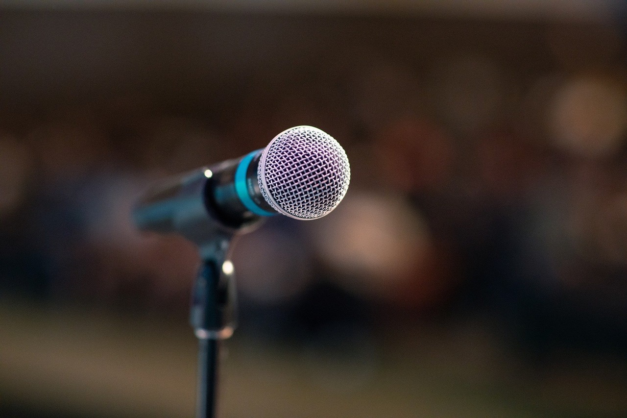 Use Hypnosis to Enjoy Public Speaking